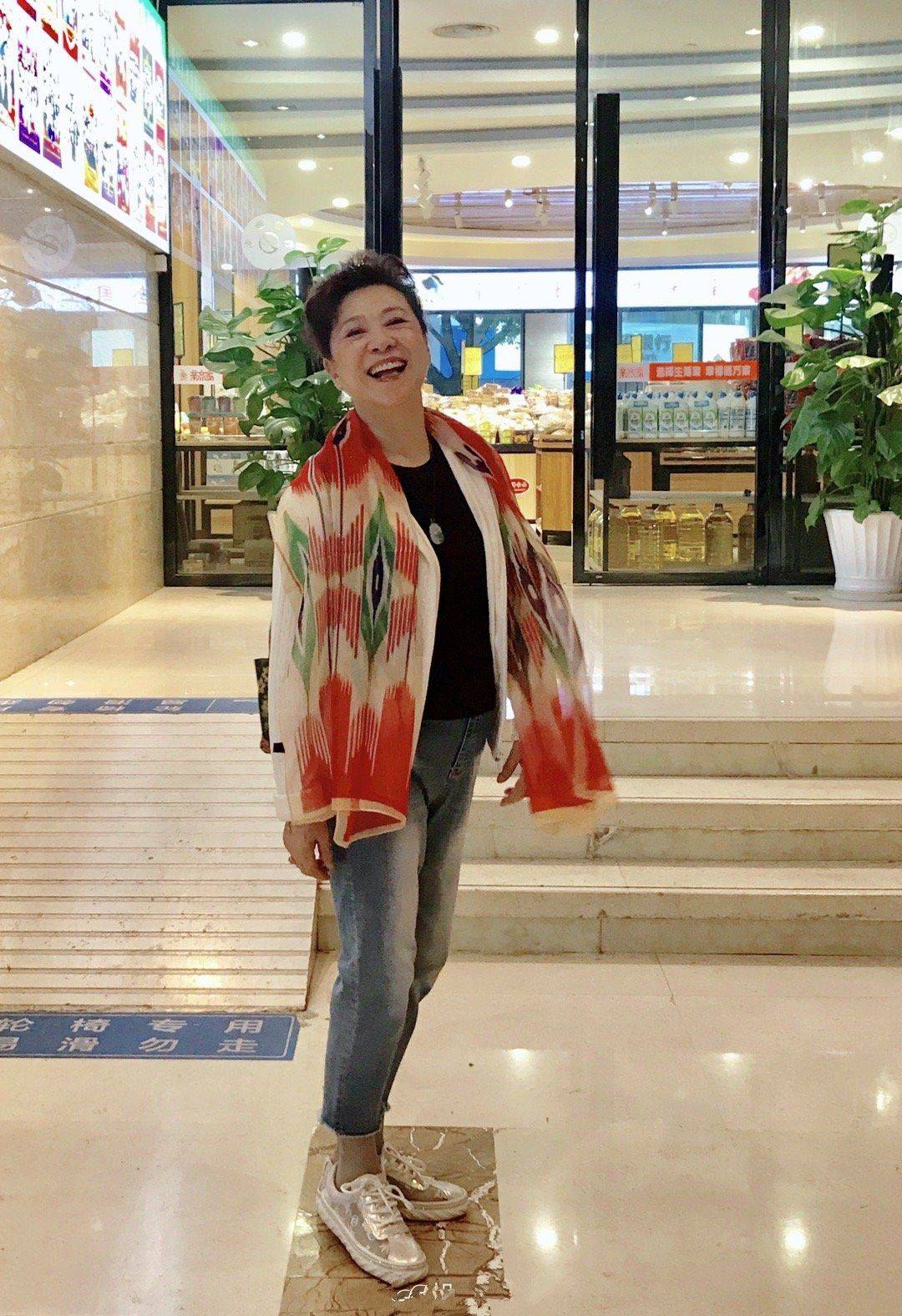 感觉|71岁王馥荔也太漂亮了，在街头拍到她穿花衬衫白裤子，气质高贵！