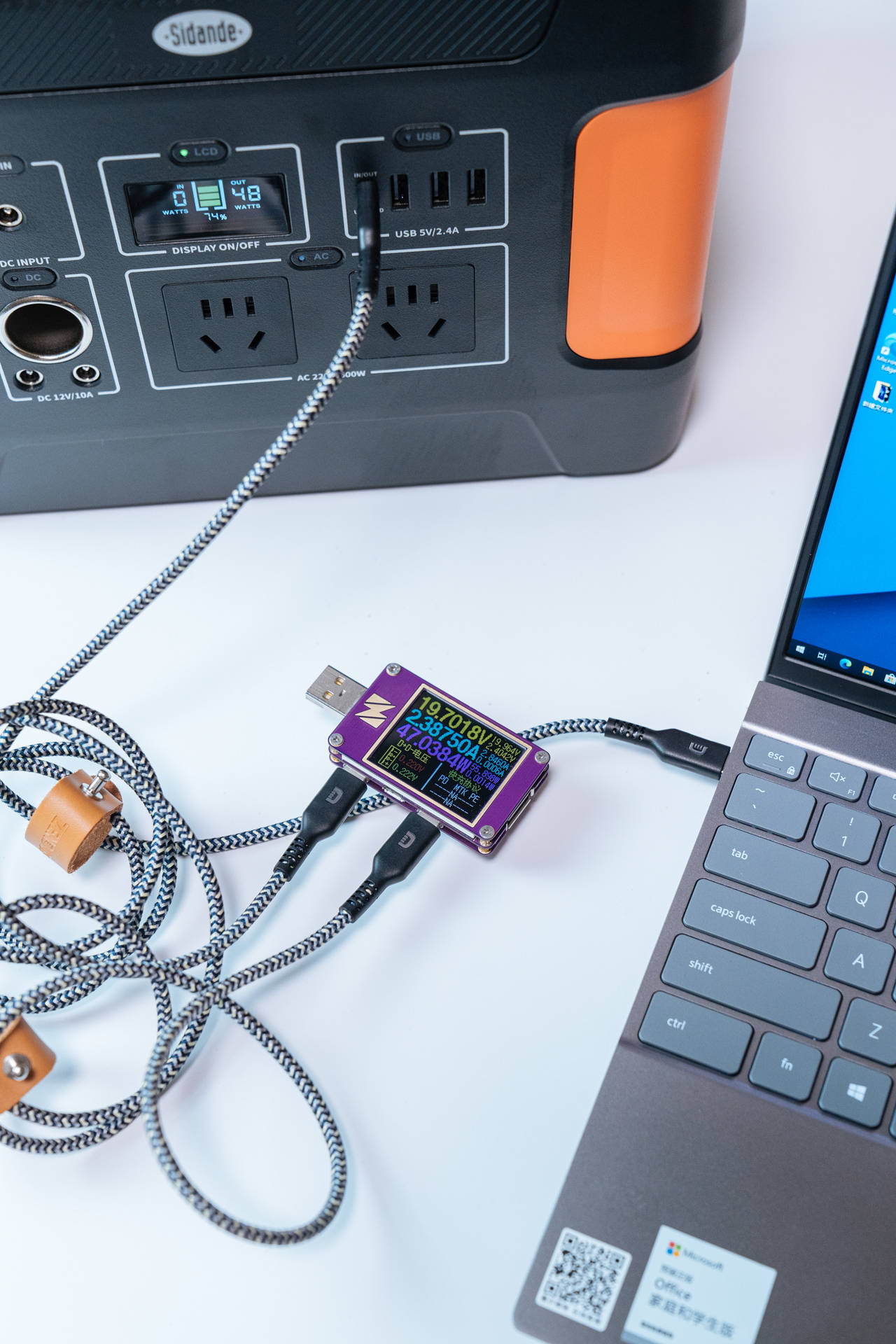 使用电压电流表测试斯丹德 户外储能电源的usb