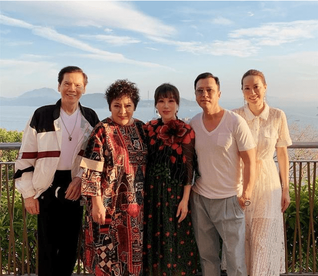 卷发|向太陈岚又换发型，一头小卷发穿印花裙意外减龄，61岁嫩成41岁了