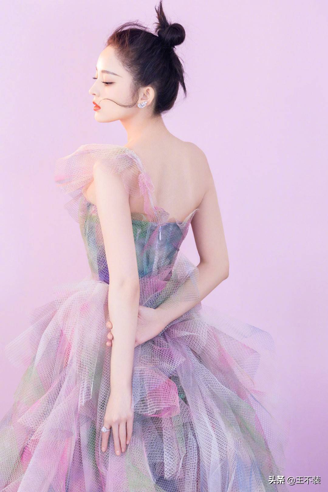 美人|古力娜扎的Marchesa连衣裙，美人霓裳，相得益彰