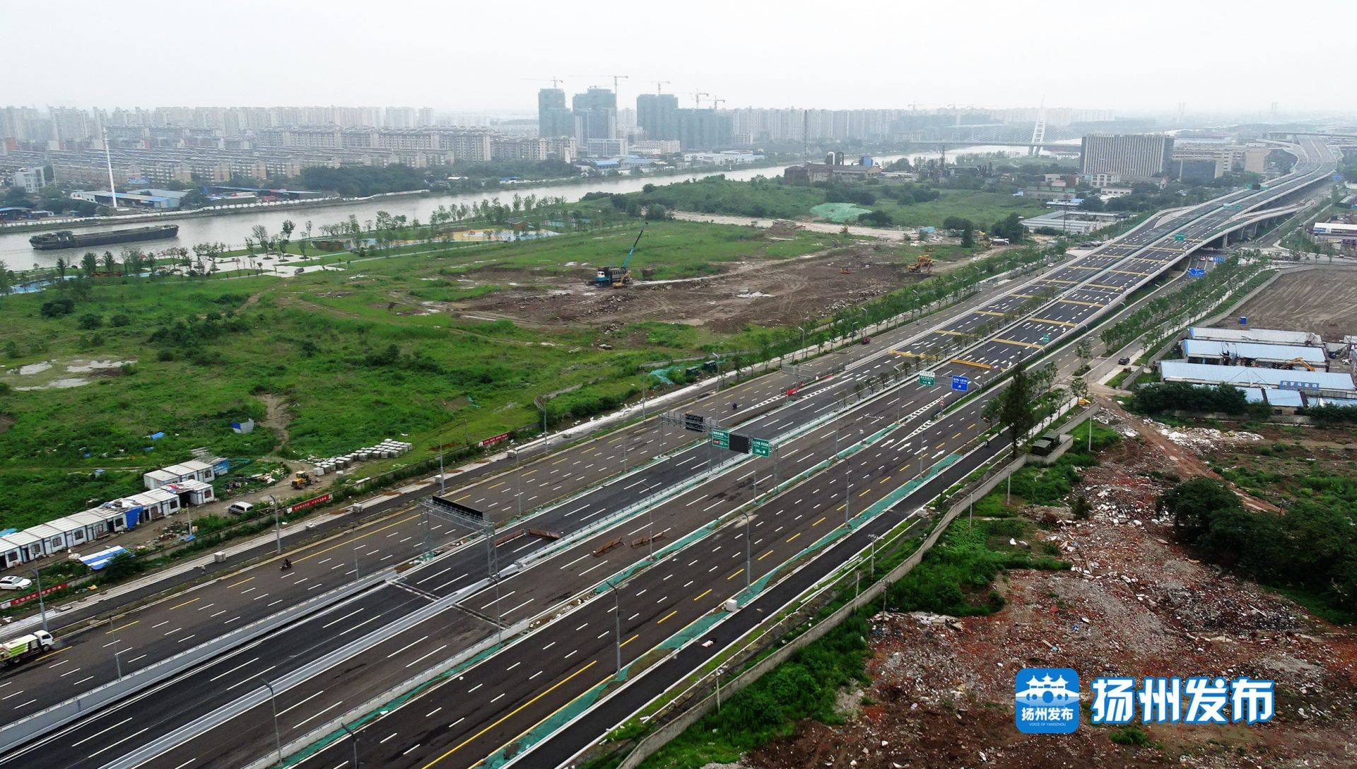 雙向12車道!運河快速路寬闊而平坦 ,智能化公交站臺也很高大