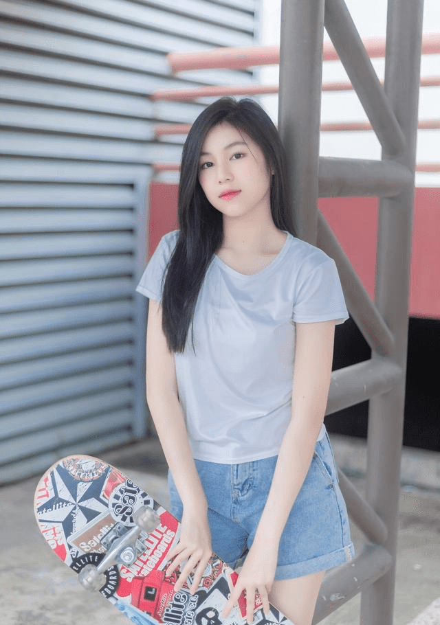 女孩子|俏皮可爱的越南姑娘，T恤配短裤的简约穿搭，看起来格外青春活力