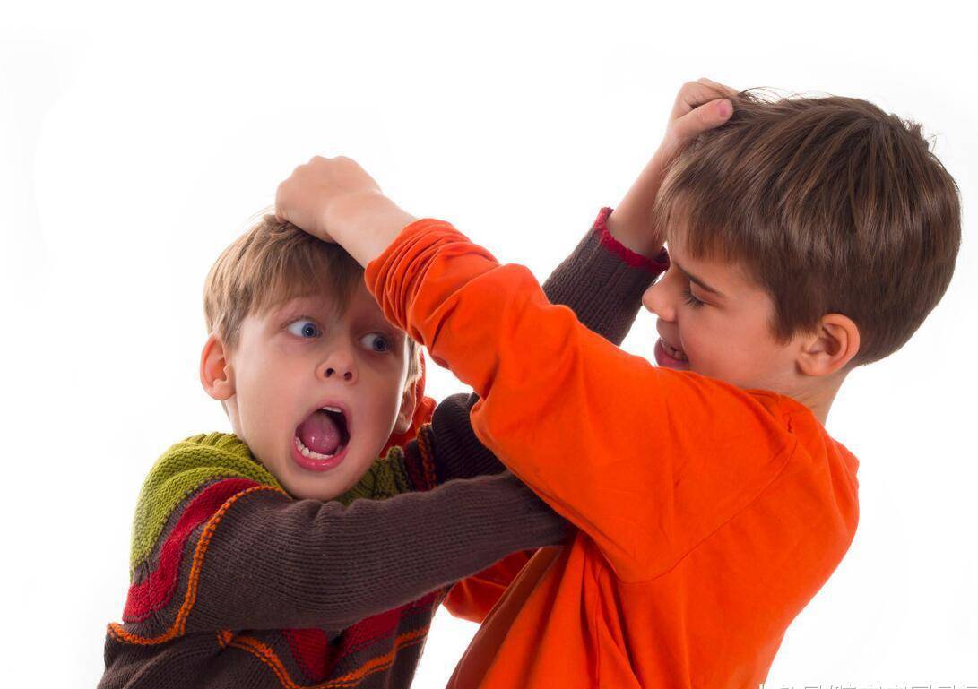 冲突|孩子在幼儿园被欺负，别再教他“打回去”，掌握这3点更重要