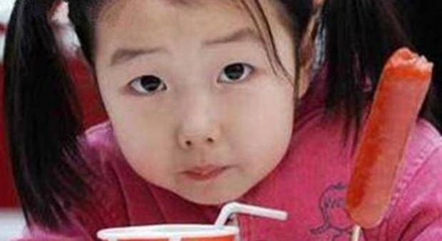 关键|孩子能不能吃零食?全盘否定、肯定都不好,关键要妈妈这样引导