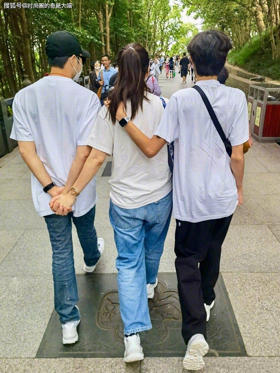 遗传|袁咏仪好迷信！又携全家去拜神，儿子衣品完美遗传父母好基因