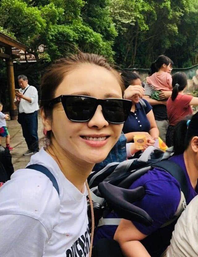 黎姿越|黎姿越老越真实，穿百褶裙踩拖鞋，优雅的老去反倒比很多人漂亮！