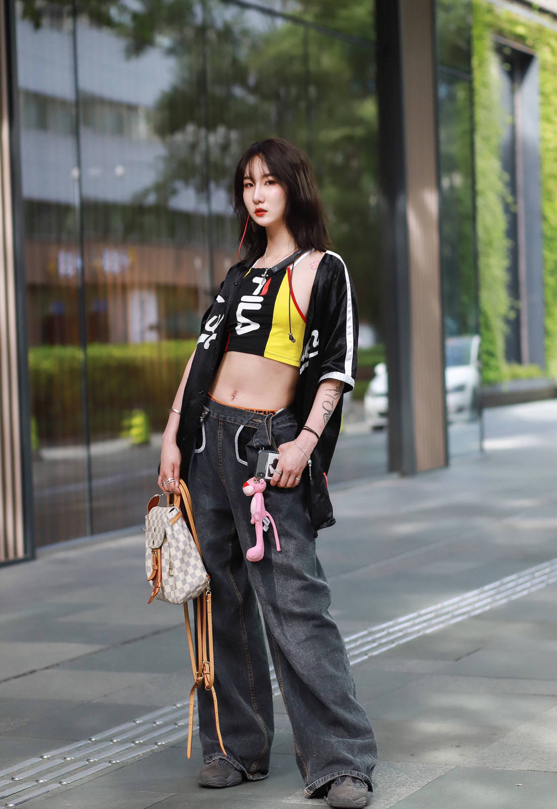 黑色|潮流街拍:夏季要秀出好身材!吊带和超短裙穿出气质和风度