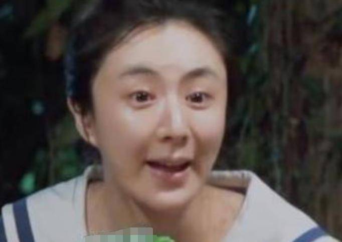 因为|有一种“整容”叫薇娅卸妆，摘掉假睫毛后，网友称这是同一个人吗