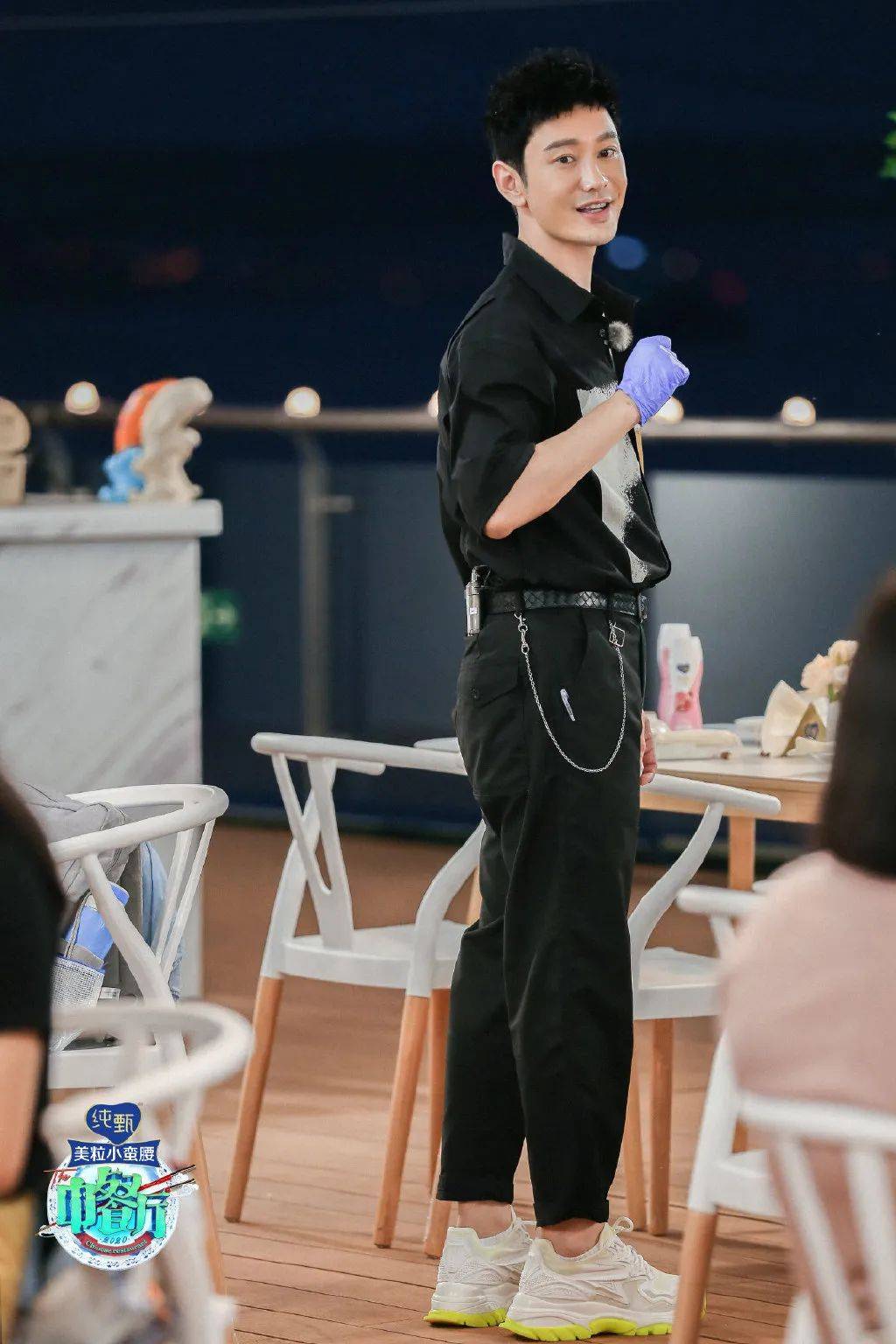 黄晓明偶像包袱重,大热天穿厚底靴增高,意外暴露五五分身材_身高