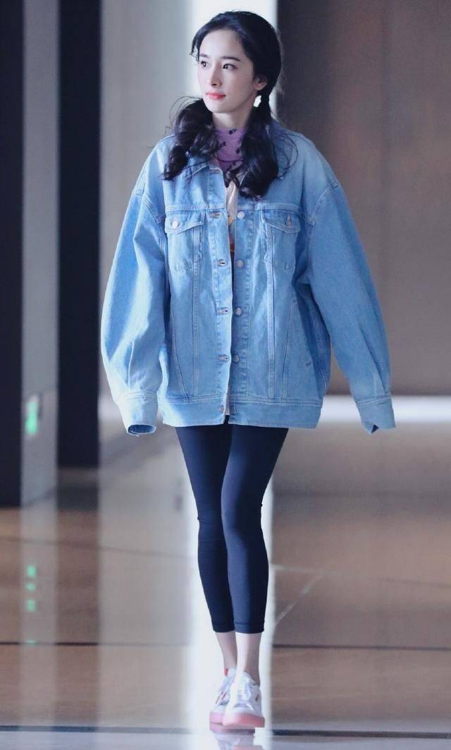显得|杨幂的模糊照都难掩老态，身材下垂很严重，少女人设装不下去了！
