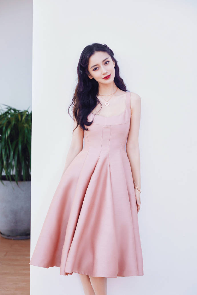 杨颖一袭吊带粉裙美若天仙 盈盈浅笑太撩人 眼神好美好温柔 带着