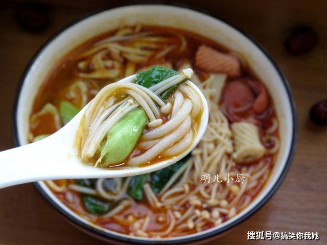 丸子|天热没食欲就吃这碗饭,比泡面简单比煮面香,吃完还想吃