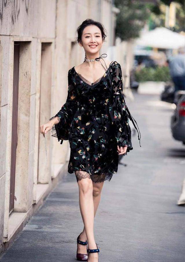 超短裙|37岁王鸥不再低调，“内衣外露”还要搭配超短裙，女团身材太绝了