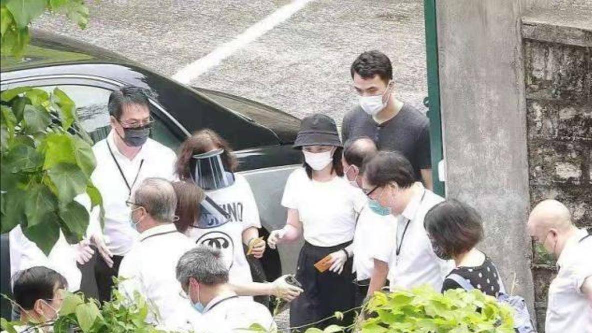 何超盈|赌王下葬现场,三太露面被多人搀扶,何超琼满头白发老太快!