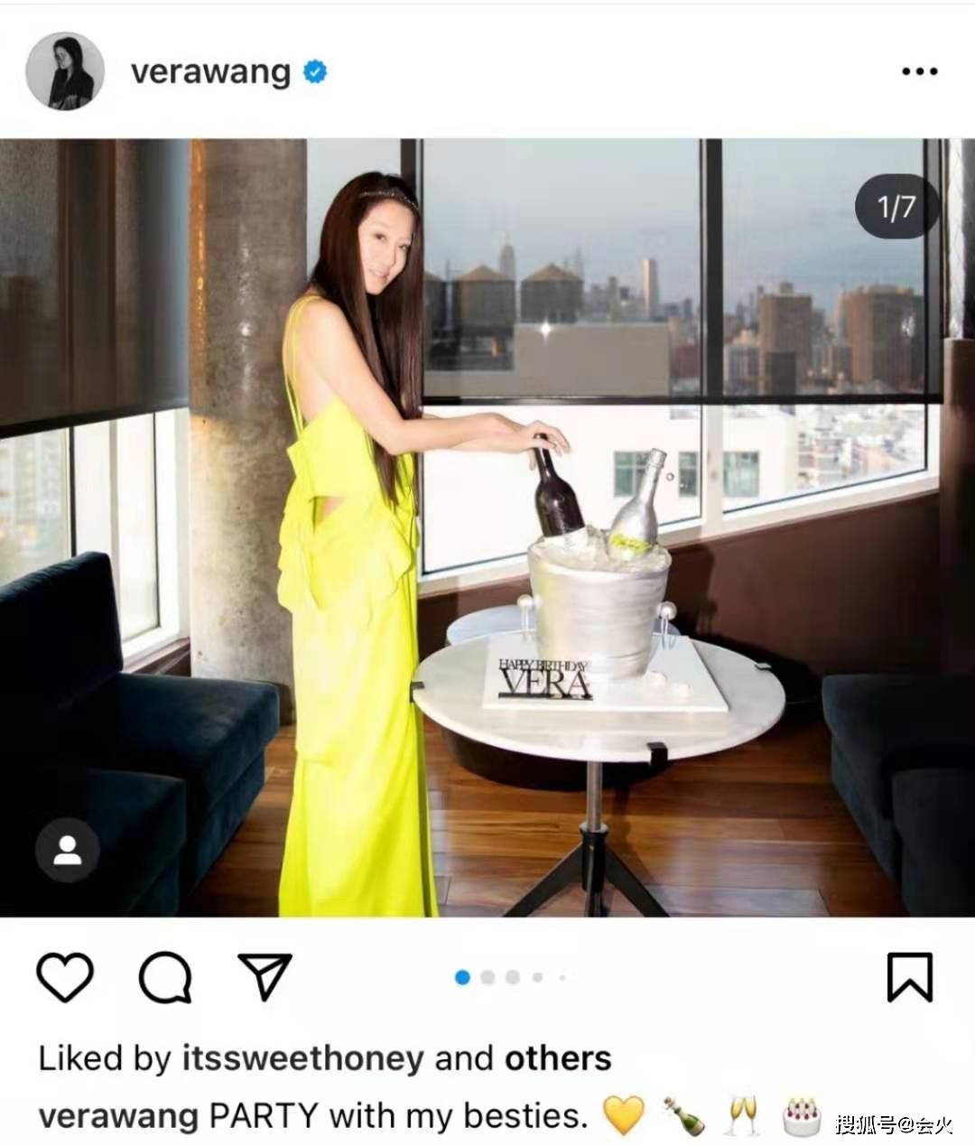 皮肤|72岁王薇薇穿露背裙庆生！搂抱小鲜肉身材好，生图眼窝塌陷鼻头大