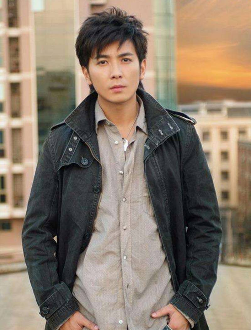 相信大家都十分熟悉他了,不管是他演的《十八岁的天空》的古越涛老师