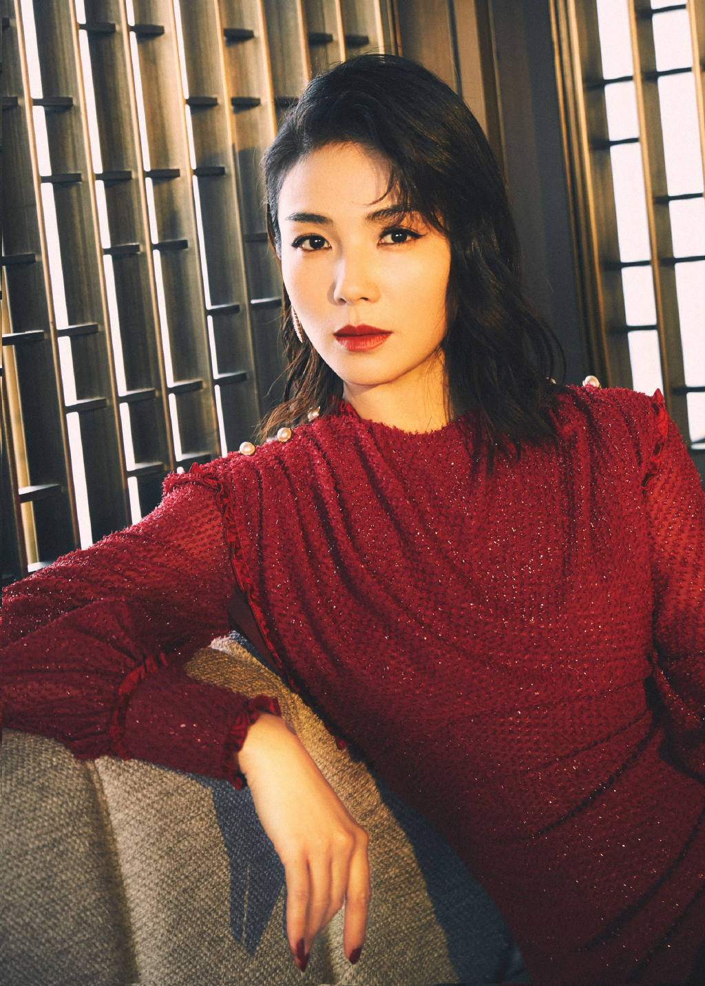 女王|被刘涛美到了，穿开叉裙躺沙发上，秀美腿尽展“高冷范”