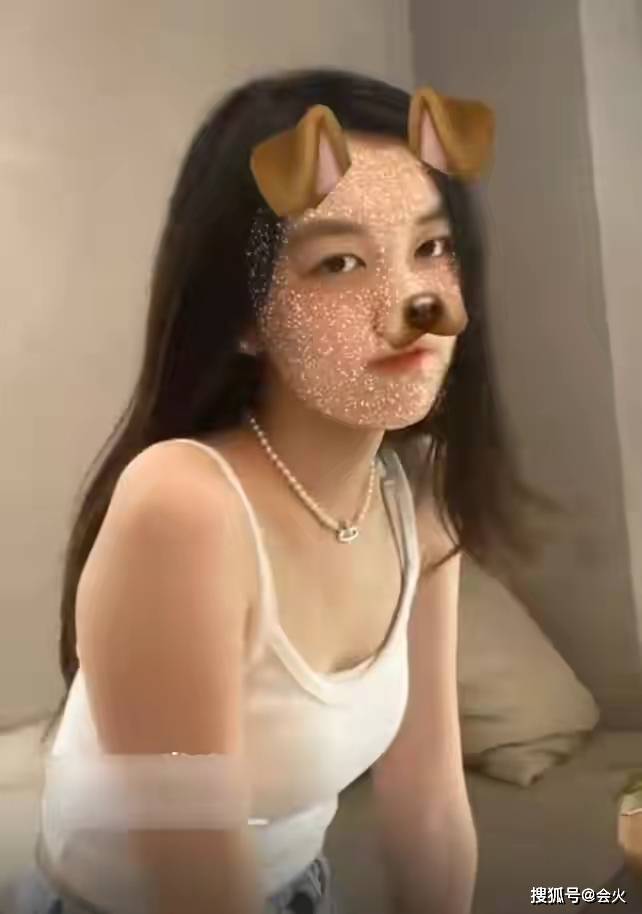 背心|王菲15岁女儿参加聚会被拍！穿吊带背心秀好身材，四肢纤细皮肤白