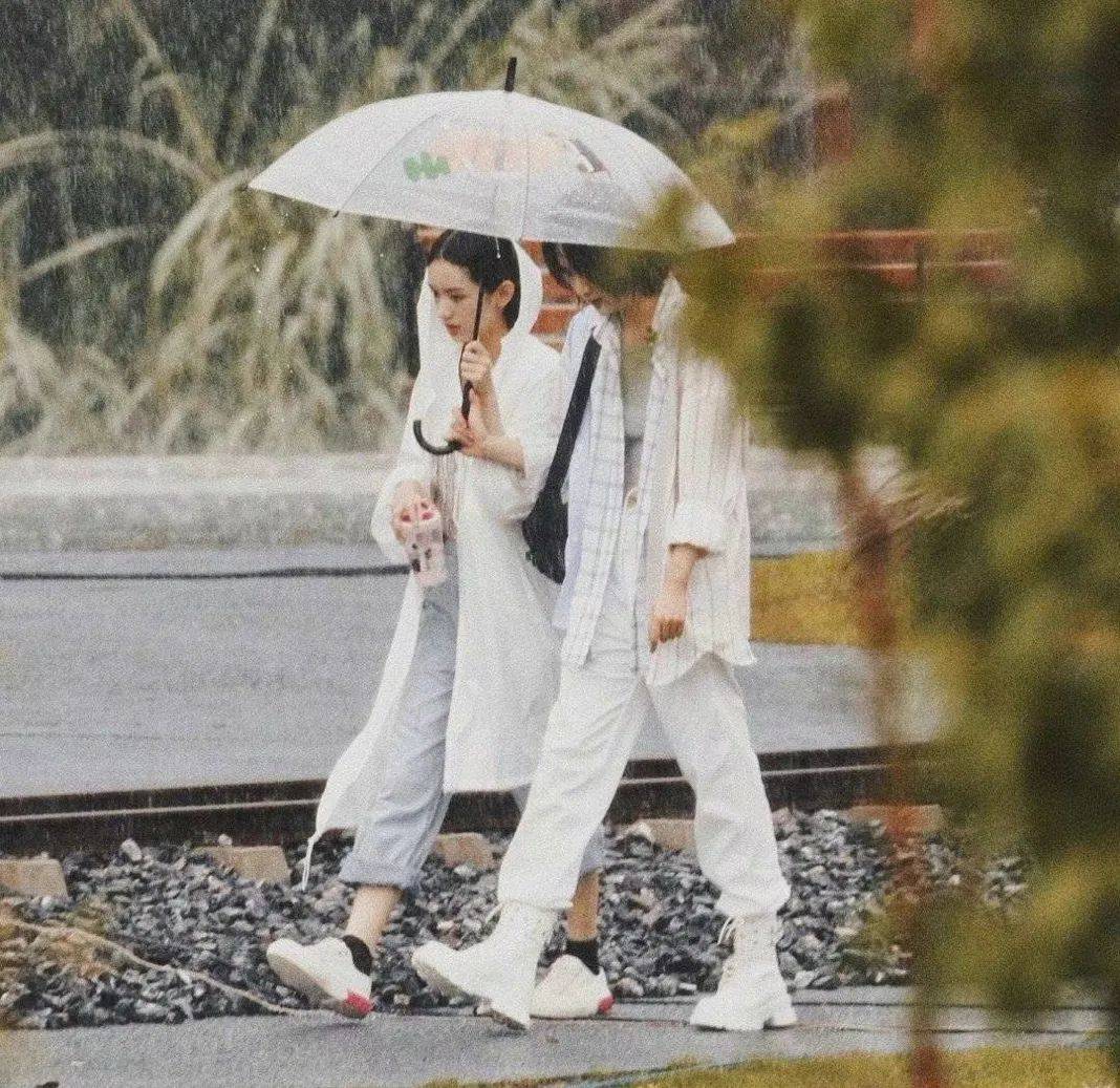 身材|黄晓明偶像包袱重，大热天穿厚底靴增高，意外暴露五五分身材