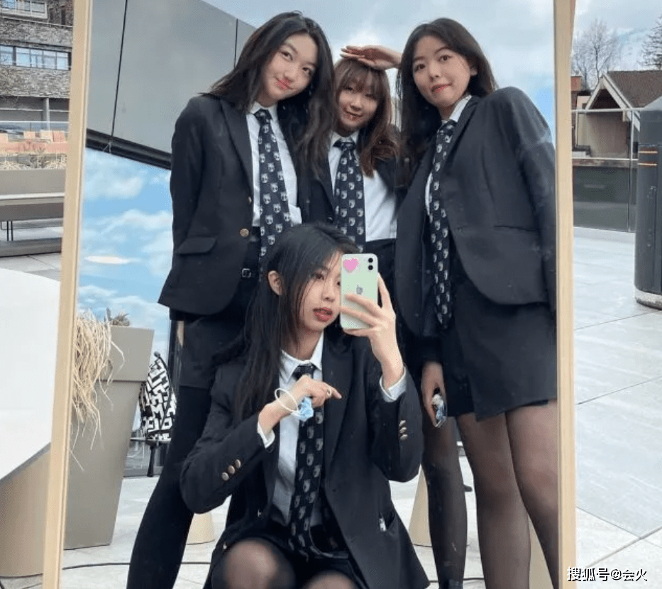 背心|王菲15岁女儿参加聚会被拍！穿吊带背心秀好身材，四肢纤细皮肤白