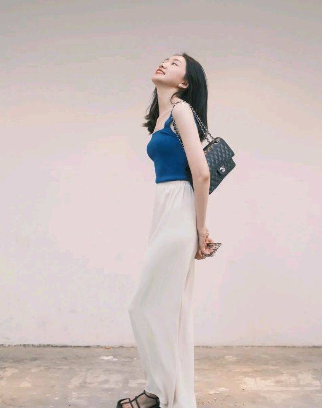 短裙|夏日穿搭要以简约实用为主，合适的穿搭，能把整个人衬得更有魅力