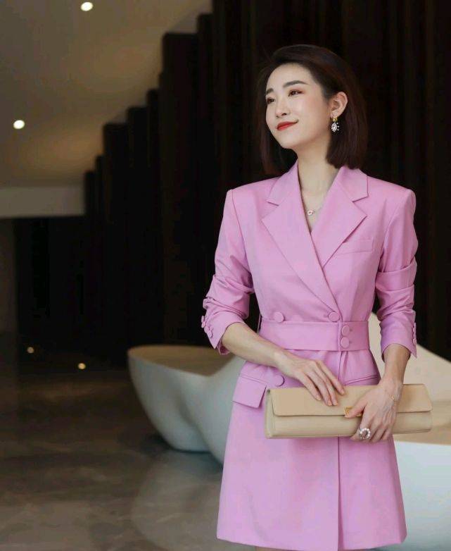 短裙|夏日穿搭要以简约实用为主，合适的穿搭，能把整个人衬得更有魅力