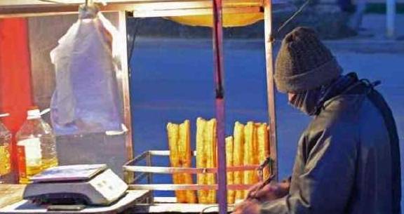 什么|富士康打工妹: 我一个月有四五千! 门口卖早餐的大妈表示不服