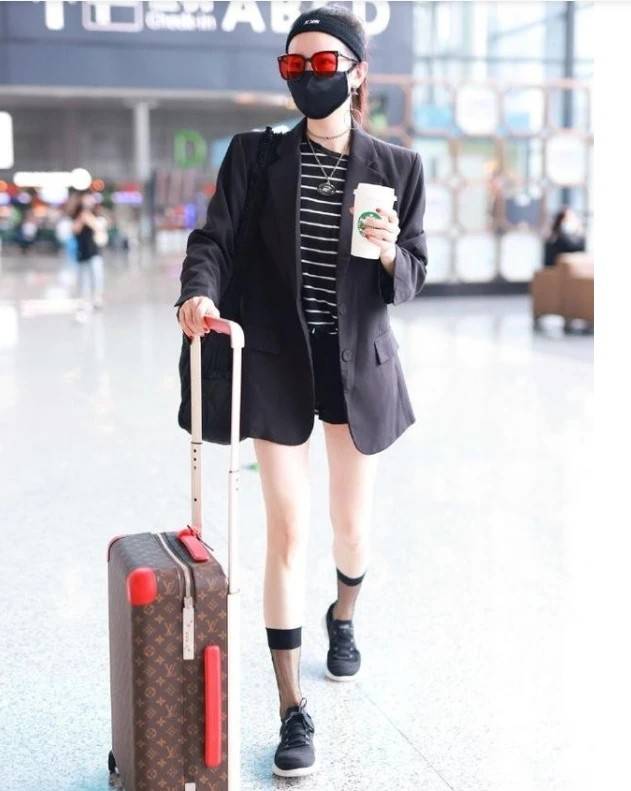 身材|陈小纭太会利用自身优势，穿短裤配西装，“牙签腿”实力抢镜