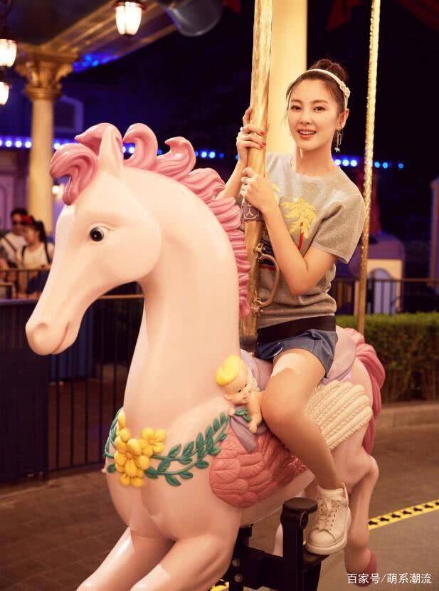 女神|张雨绮厉害，穿一字肩印花裙美似少女，这哪像生过双胞胎的身材呀