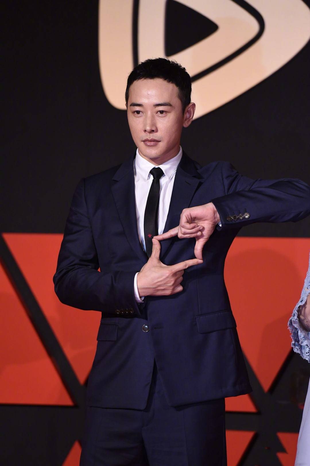 好身材|压轴走红毯，孙俪一袭荷叶蓝裙终于不低调，气场却输张萌红斗篷裙