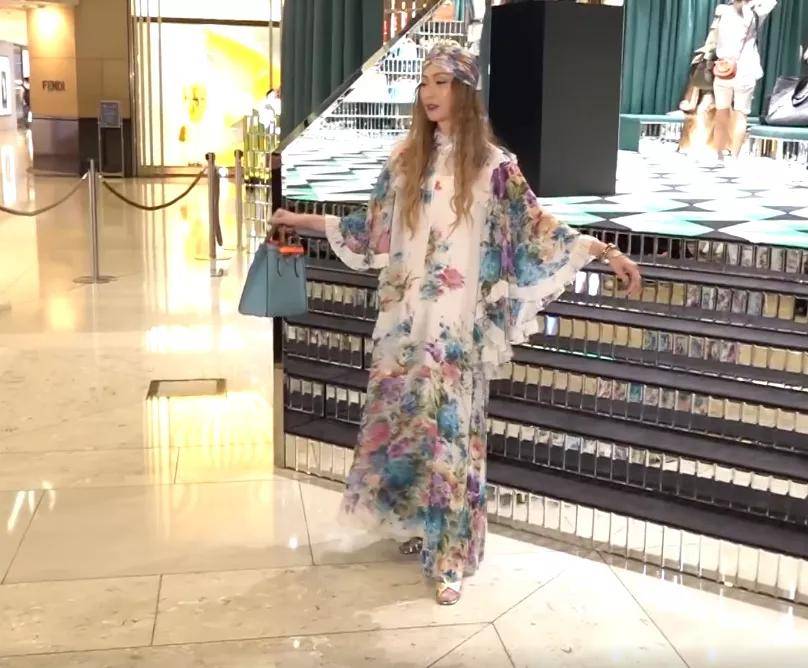 花花|港星出席时尚活动：郑秀文像花花蝴蝶，徐濠萦染金发显非主流