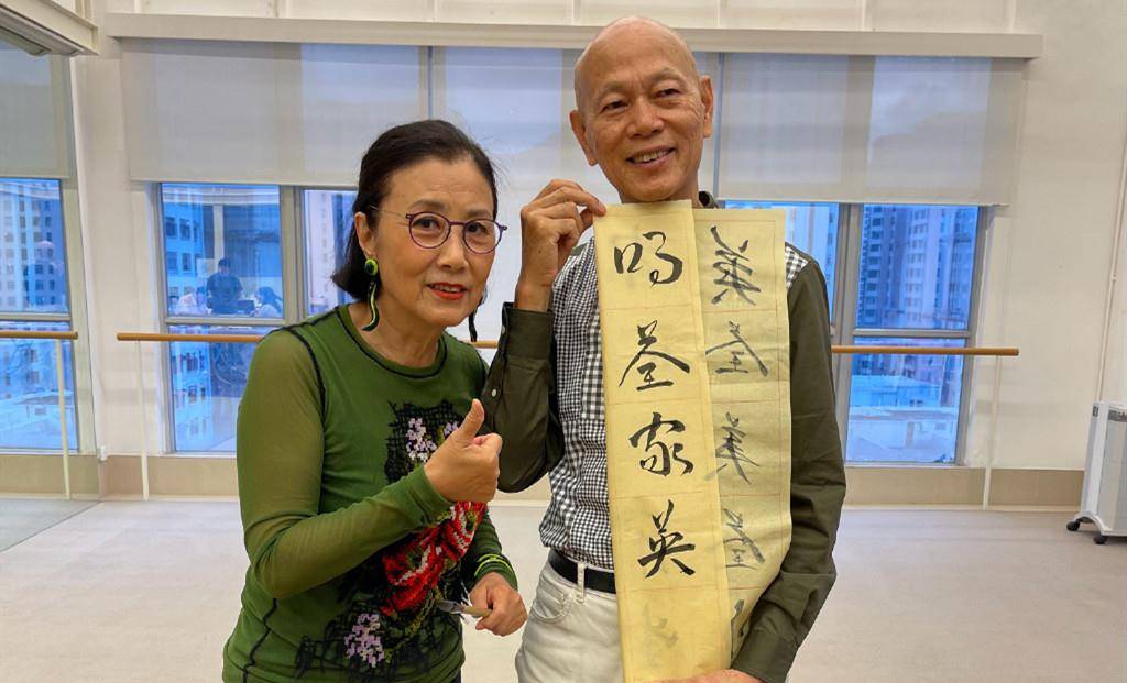 郑秀文|姜还是老的辣！73岁汪明荃穿碎花裙戴40cm头带，硬把郑秀文变绿叶