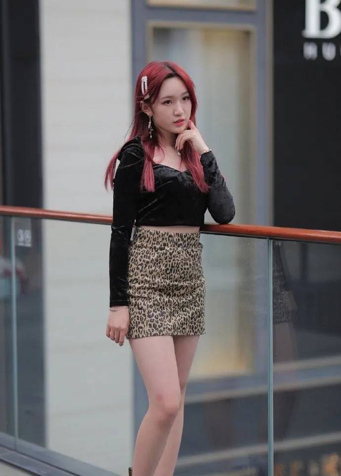 上装|怎样穿出清新的少女感？时尚半身裙配短款上衣，优雅迷人又青春