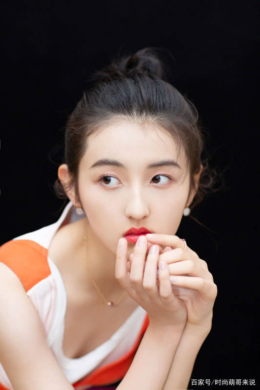 是属于|张子枫还是瘦下来好看，外穿拼色牛仔裙搭背心，又美又气质好！
