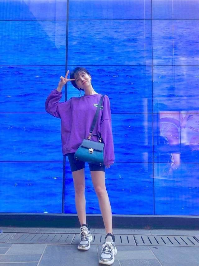 身材|陈小纭太会利用自身优势，穿短裤配西装，“牙签腿”实力抢镜