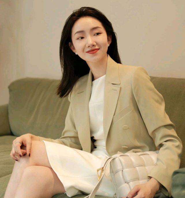 短裙|夏日穿搭要以简约实用为主，合适的穿搭，能把整个人衬得更有魅力