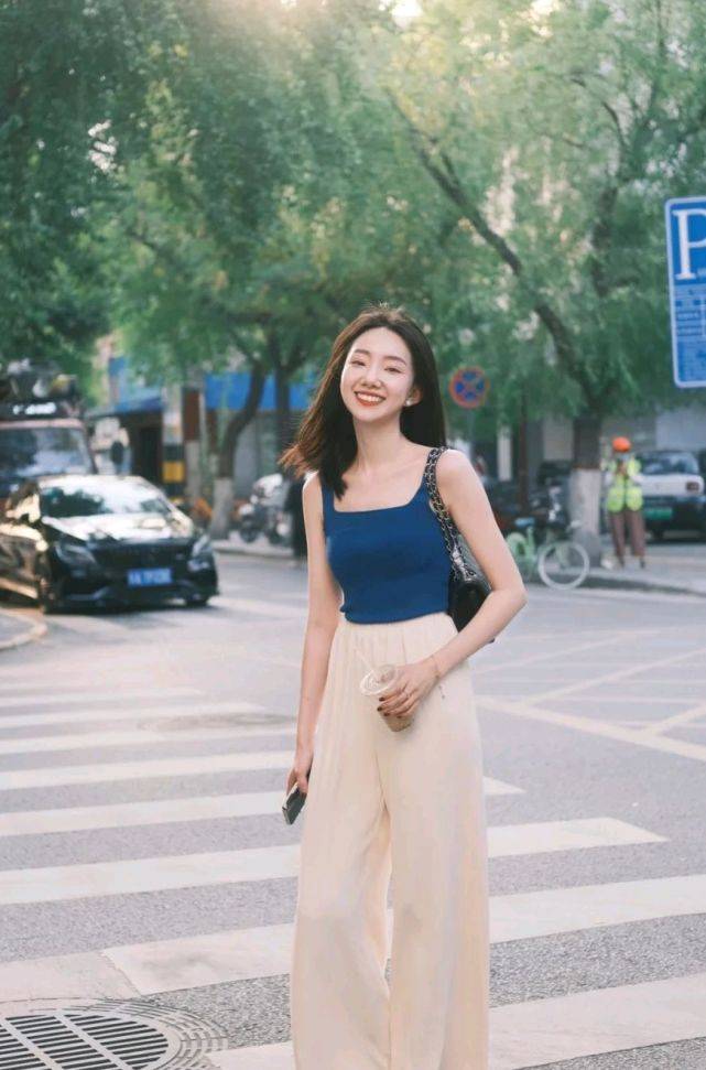 短裙|夏日穿搭要以简约实用为主，合适的穿搭，能把整个人衬得更有魅力