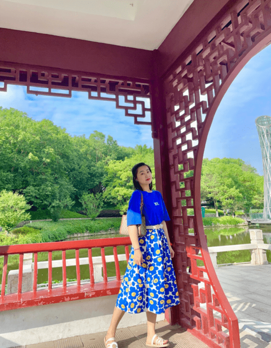 整体|夏天怎么能少了清爽的蓝色？这几款蓝色系穿搭，简单大方活力十足