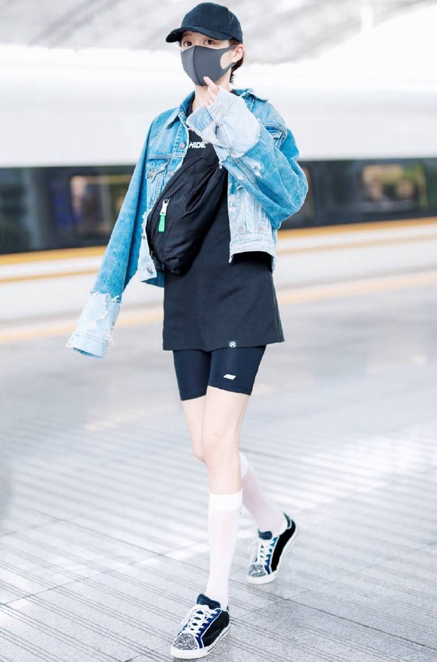 增加了|关晓彤把短裙穿成T恤，搭配“自行车裤”，秀出逆天大长腿