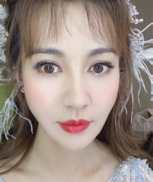 女儿|杨雪真的好嫩啊，化浓妆撞脸杨颖，和女儿看着像姐妹一样