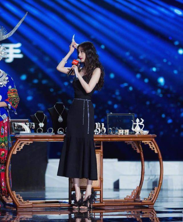 上半身|杨幂的时尚感真的好，穿小黑裙配红唇洋气，钻石腰带够惹眼