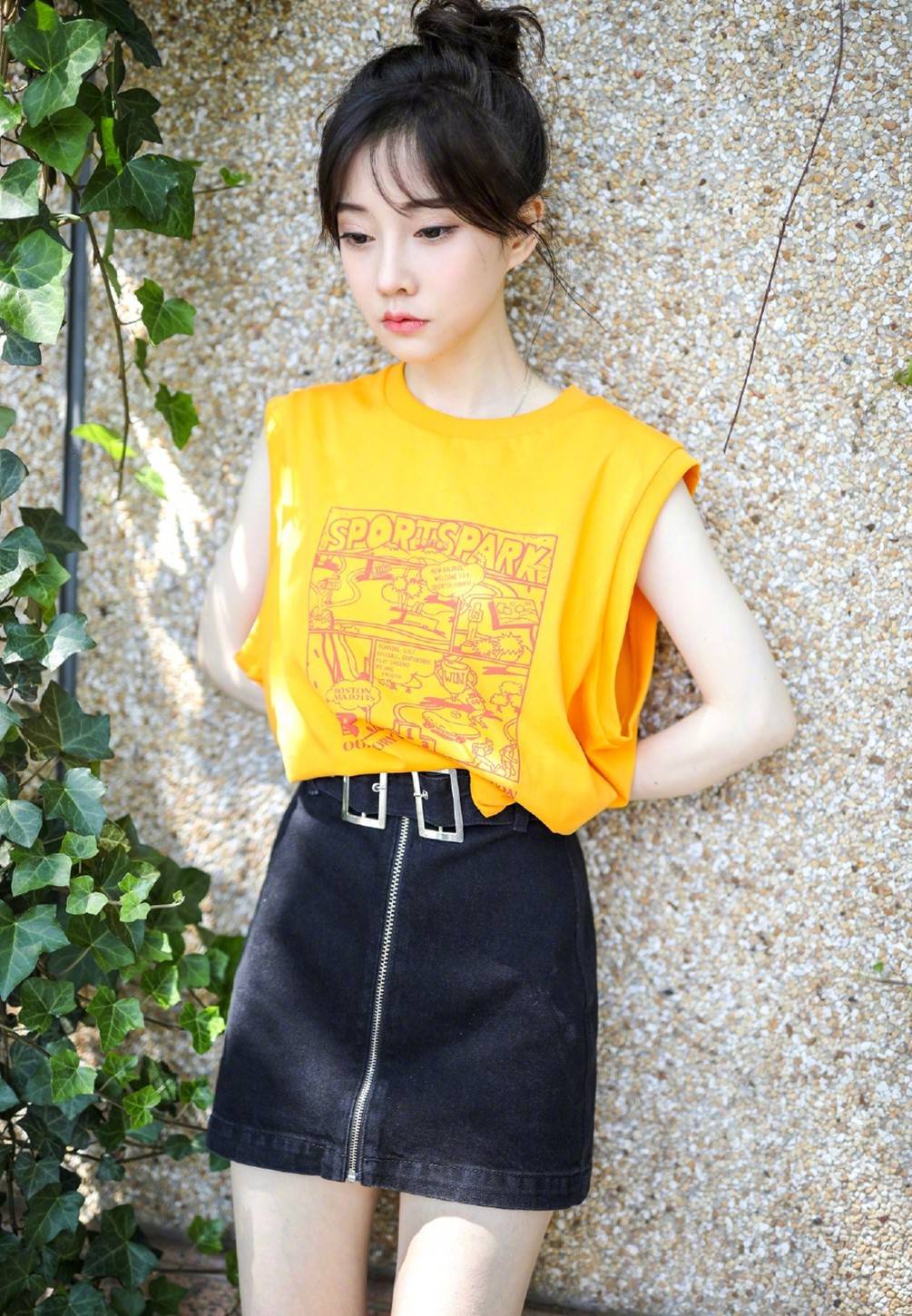 夏天|冯提莫穿吊带裙清纯可人，美到让人忽视身高，不愧是“宅男女神”