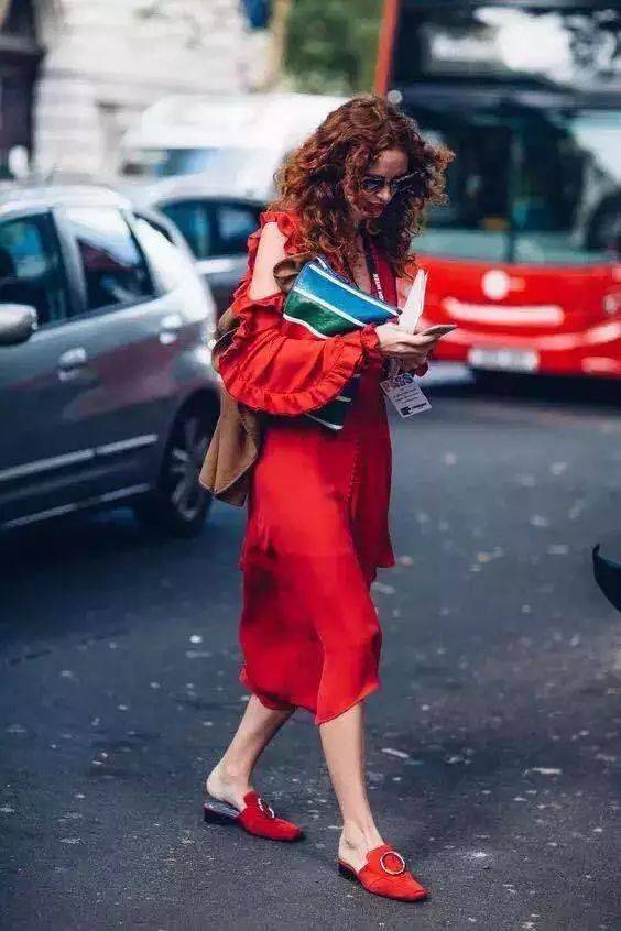 仙女|别再穿高跟鞋了，穿仙女裙＋平底鞋的你，时髦炸！