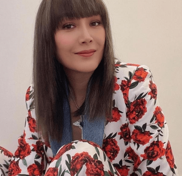 整体|任达华眼光真好，妻子琦琦穿西装显得超美，179的身高太亮眼了
