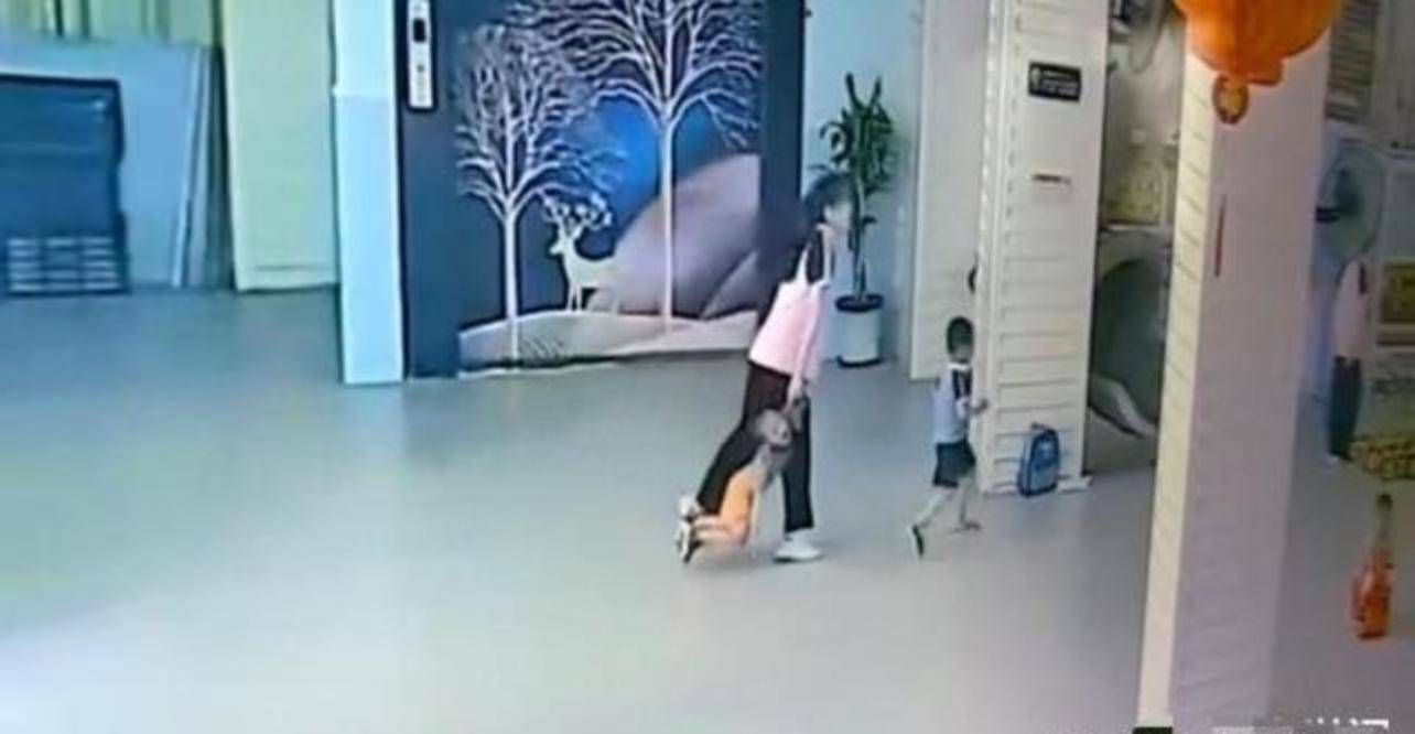 事件|气愤！广东一幼师摔打儿童致其牙齿脱落，满嘴是血！