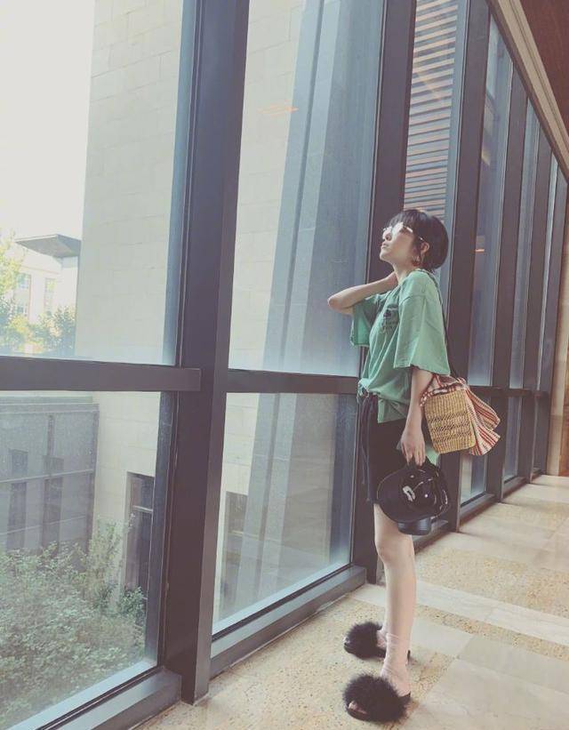 设计|阚清子身材好正,黑色紧身包臀裙秀出S身段,开叉秀出长腿更撩人