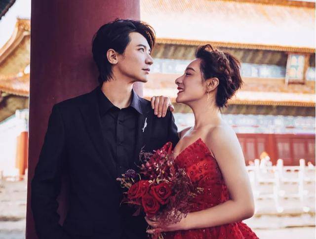 老公|刘璇晒二胎孕肚照，宽松碎花裙难掩巨肚，扎丸子头面露浅笑状态佳