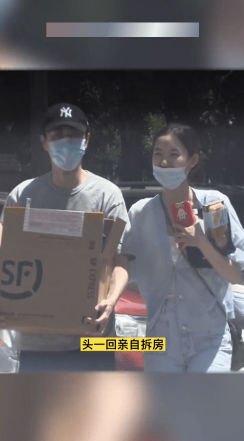 服装|别看王玉雯穿的挺温柔的，但挽着杨玏胳膊的样子，感觉大胆还主动