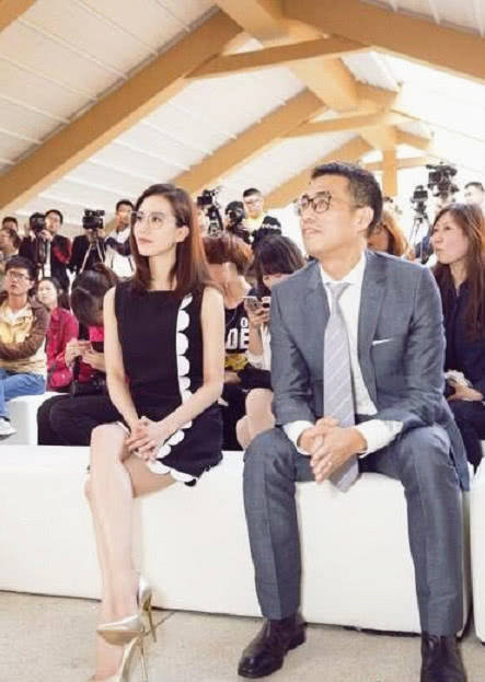 赵丽颖|女星穿裙子各显奇招：娜扎用手，赵丽颖随身带外套，而她厉害了！