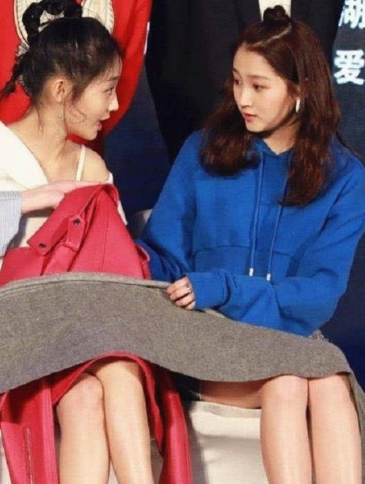 赵丽颖|女星穿裙子各显奇招：娜扎用手，赵丽颖随身带外套，而她厉害了！